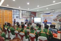Direktur SDM PT Pelindo Terminal Petikemas Ady Sutrisno memberikan pengarahan kepada TKBM di TPK Nilam, saat sosialisasikan Safety Awareness yang diadakan oleh PT Pelindo Terminal Petikemas serentak di seluruh Wilayah Indonesia. Selain itu, untuk meningkatkan Keselamatan Kerja, SPTP juga mengedukasi TKBM dan Stakeholder Mengenai Budaya Safety.