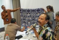 Batik Motif Surabaya Maritim. Perajin batik dari eks-lokalisasi Gang Dolly mengikuti Focus Group Discussion (FGD) Pengembangan Motif Batik Surabaya Maritim yang digelar oleh Pelindo Marine (grup usaha BUMN Pelindo) di Surabaya, Jumat (8/11).