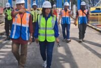 Branch Manager PTP Cabang Teluk Bayur, Fauzi didampingi Fiona Sari Utami, SM Sekretaris Perusahaan PTP Nonpetikemas dan staf, saat melakukan kunjungan langsung ke lapangan penumpukan PTP Nonpetikemas Teluk Bayur, Jumat (15/11).