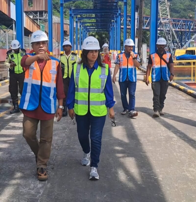 Branch Manager PTP Cabang Teluk Bayur, Fauzi didampingi Fiona Sari Utami, SM Sekretaris Perusahaan PTP Nonpetikemas dan staf, saat melakukan kunjungan langsung ke lapangan penumpukan PTP Nonpetikemas Teluk Bayur, Jumat (15/11).