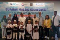 Momen foto bersama Direktur Utama, Ketua Serikat Pekerja, Ketua PPDI, Ketua PIP, dan SM Sekretaris Perusahaan PTP Nonpetikemas, bersama Direktur dan Tim Medis RS Port Medical Center, serta perwakilan peserta dalam kegiatan Sunatan Massal di Museum Maritim Jakarta Utara