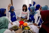 Momen antusias para istri nelayalan kalibaru sebagai peserta praktik pengolahan produk makanan berbahan ikan dan rumput laut.