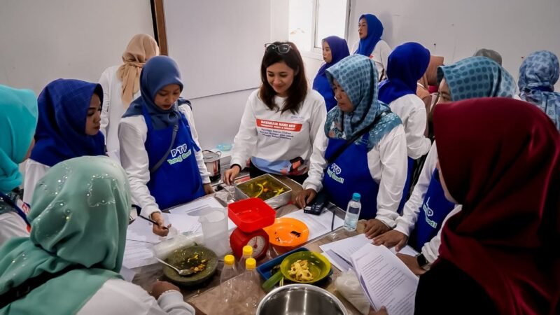 Momen antusias para istri nelayalan kalibaru sebagai peserta praktik pengolahan produk makanan berbahan ikan dan rumput laut.