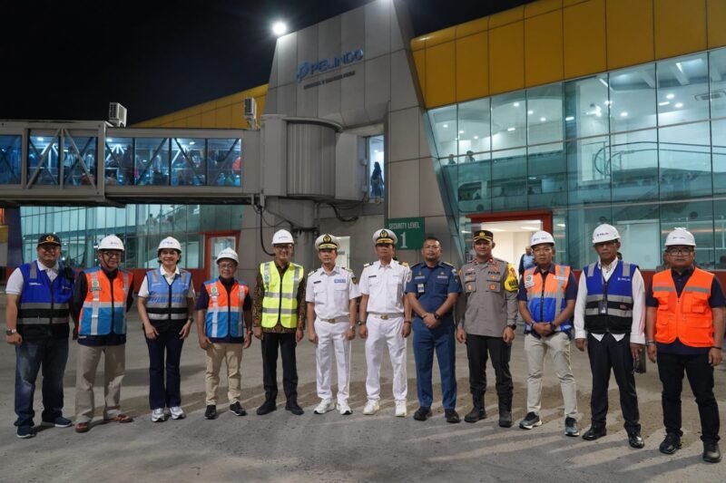 Keterangan Foto: Wamen BUMN (Aminuddin Ma’ruf) beserta Direksi Pelindo, Executive Director 2 Regional 2 Pelindo, Executive General Manager Pelindo Regional 2 Tanjung Priok berfoto bersama di dermaga Terminal Penumpang Tanjung Priok