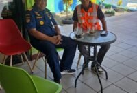 Kepala  KSOP Kendari Capt. Rahman (kiri) dan Terminal Head PT Pelindo Kendari, Herryanto (kanan) saat memantau kelancaran arus mudik jelang Nataru 2024/2025 di Pelabuhan Kendari, Minggu (22/12). KSOP Kendari dan PT Pelindo memastikan kesiapan Pelabuhan Menjelang Natal dan Tahun Baru 2024/2025 berjalan dengan aman, lancar terkendali. 
