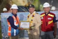 Direktur Komersial dan Pengembangan Usaha, Dwi Rahmad Toto S, menghadiri acara “Last Ship and First Ship Call” di PTP Nonpetikemas Tanjung Priok dan menyerahkan Certificate of Appreciation kepada nahkoda sebagai apresiasi.