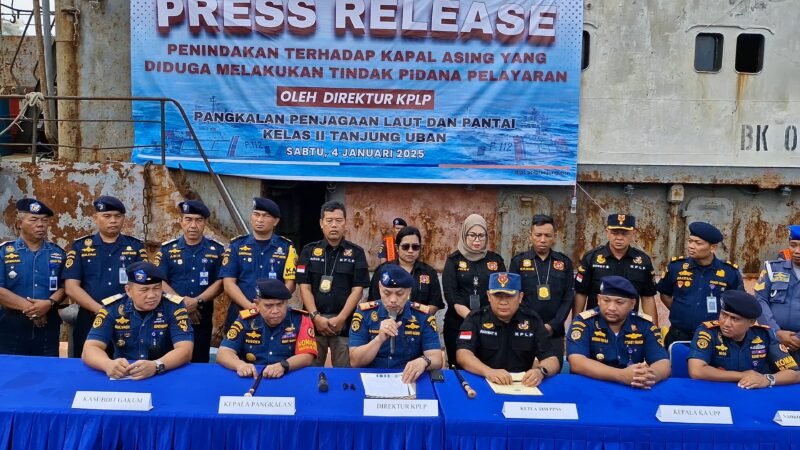 Lakukan aktivitas mencurigakan di Perairan Tanjung Berakit, Direktorat Jenderal Perhubungan Laut amankan kapal berbendera Vanuatu dan 6 kru Rusia.