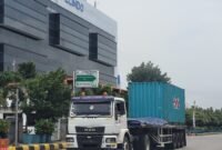 Aktivitas logistik di Pelabuhan Tanjung Priok tetap berjalan lancar meskipun di luar area pelabuhan sedang berlangsung aksi demonstrasi para sopir truk. Lalu lintas kendaraan angkutan barang terpantau normal tanpa hambatan, Selasa (11/2).