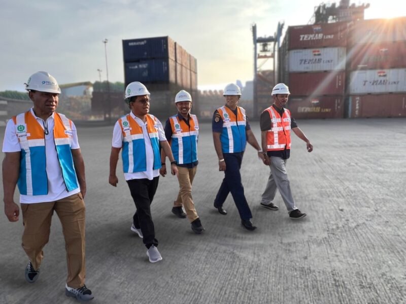 Pastikan kelancaran Logistik Ramadan dan pantau angkutan lebaran, Gubernur NTT, Emanuel Melkiades Laka Lena mengunjungi TPK Kupang. TPK Kupang siap memerikan pelayanan maksimal.