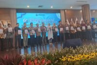 Ketua Umum Iperindo, Anita Puji Utami, berfoto bersama sesaat setelah menyerahkan cendera mata kepada peserta dan tamu undangan sebagai bentuk apresiasi atas kehadiran dan partisipasinya dalam sarasehan bertajuk “Kemandirian Industri Perkapalan Nasional guna Menyongsong Indonesia Emas 2045”, di Kantor Pusat BKI Jakarta, Selasa (29/4).
