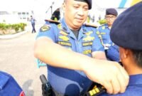 Kepala Pangkalan KPLP Tanjung Priok Dr. Triono dalam upacara kenaikan pangkat PNS.