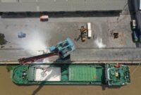 PT Pelabuhan Tanjung Priok Cabang Palembang tingkatkan kesadaran K3 dan bagikan APD ke TKBM di Pelabuhan Boombaru Palembang.