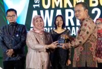 Budi Satriyo selaku Direktur Keuangan, SDM, dan Manajemen Risiko PT Terminal Teluk Lamong (TTL) menerima penghargaan (kedua dari kiri) dan Dra. Nurasih Suwahyono, M.Lib.
Direktur Eksekutif Masyarakat Standardidasi Indonesia (MASTAN) (Tengah