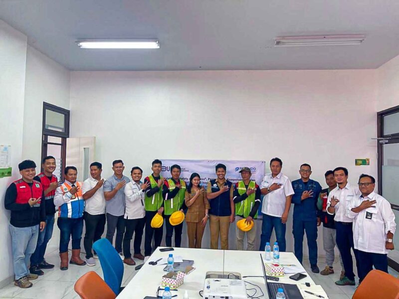 PTP Nonpetikemas Cabang Pontianak dorong kolaborasi keselamatan kerja dengan peningkatan Awareness K3 dan membagikan APD untuk TKBM.