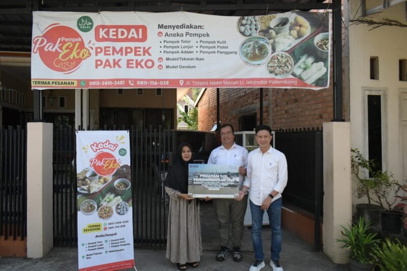 Kunjungan Direktur Utama PTP Indra Sani  Hidayat sekaligus memberikan bantuan kepada penerima manfaat UMKM Pempek Pak Eko di Palembang pada Senin (21/7). Hal ini sebagai salah satu wujud kepedulian program TJSL dlm mendukung pengembangan usaha dan peningkatan kapasitas operasional UMKM.