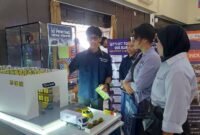 Maket Gudang Hasil Perancangan Mahasiswa Teknik Industri Dipamerkan pada Open House Universitas Widyatama (24/7).