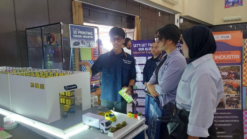 Maket Gudang Hasil Perancangan Mahasiswa Teknik Industri Dipamerkan pada Open House Universitas Widyatama (24/7).