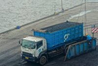 Pelindo Solusi Logistik melayani pendistribusian Green Coke Pertamina ke Pelabuhan Dumai, dukung hilirisasi nasional dan perkuat rantai pasok industri strategis nasional.
