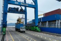 Kegiatan operasional di Terminal Petikemas Bitung.