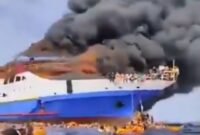 Kapal Motor (KM) Barcelona VA yang  mengalami insiden kebakaran saat berlayar di perairan sekitar Pulau Talise, Minahasa Utara, Sulawesi Utara, pada hari Minggu sore (20/7).