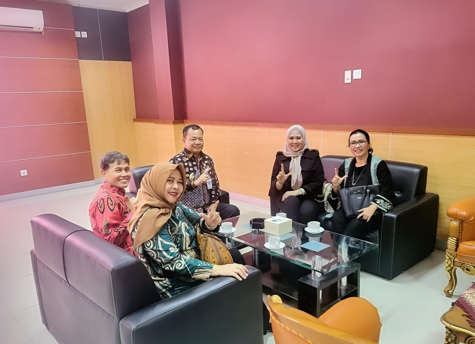 IWTL Roadshow Jawa Tengah–DIY, membuka jalan untuk UMKM Daerah menembus pasar ekspor. Dalam kegiatan tersebut Wakil Ketua Umum (WKU) Hubungan Antar Lembaga IWTL Anne Sri Arti dan WKU Entrepreneurship IWTL Sri Utami Puji Astuti bersilaturahmi dengan Wakil Bupati Brebes, Wurja, S.E.; Kepala Dinas Peternakan Brebes, drh. Ismu Subroto, M.Si.; serta Kepala Dinas Kesehatan Brebes, Ineke Tri S., SKM., M.Kes.