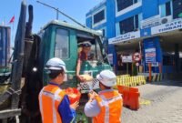 Terminal Teluk Lamong membagikan makanan sehat kepada driver dan TKBM melalui program “Pelindo Berbagi”.