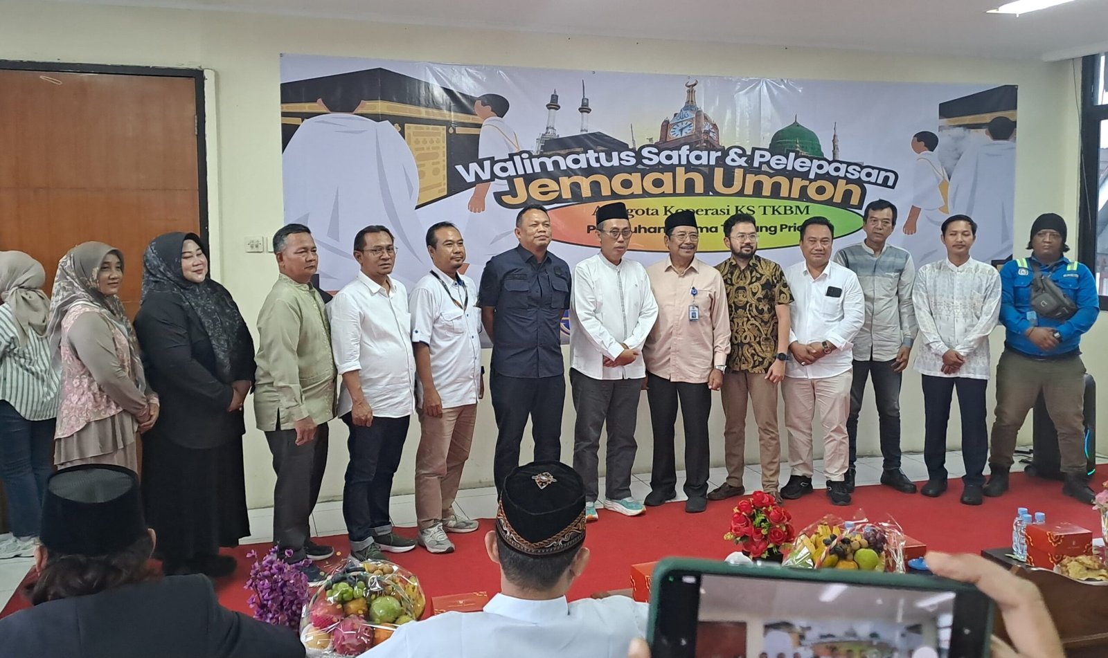 Koperasi Karya Sejahtera Tenaga Kerja Bongkar Muat (KS TKBM) Pelabuhan Utama Tanjung Priok berabgkatkan jemaah umroh gratis, wujud kepedulian terhadap kesejahteraan anggota.