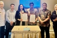 Penandatanganan MoU untuk pembangunan fasilitas pelabuhan di Kabupaten Luwu Timur oleh Direktur Utama PT Luwu Timur Gemilang, Ikal A.A., ST, dan Direktur Utama PT Pelabuhan Mutiara Indah, Mardiana, disaksikan oleh Bupati Luwu Timur, Ir. H. Irwan Bahry Syam, ST., IPM, serta Ketua Umum Asosiasi Badan Usaha Pelabuhan Indonesia (ABUPI), Liana Trisnawati.