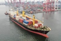 Proses penyandaran kapal MV Alvan di perairan Terminal Operasi 3 IPC TPK.