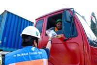 Masih melanjutkan aksi peduli dan berbagi di Jumat Berkah, PTP Nonpetikemas membagikan snack box ke pengguna jalan yang melintas di sekitar wilayah operiasional PTP Nonpetikemas Cabang Tanjung Priok.