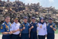 Pangkalan KPLP Tanjung Priok Jakarta Utara melalui kapal patroli KPLP KN.Alugara-P 114 melaksanakan pengawasan kapal tongkang pembawa ribuan kubik kayu ilegal di perairan Gresik.