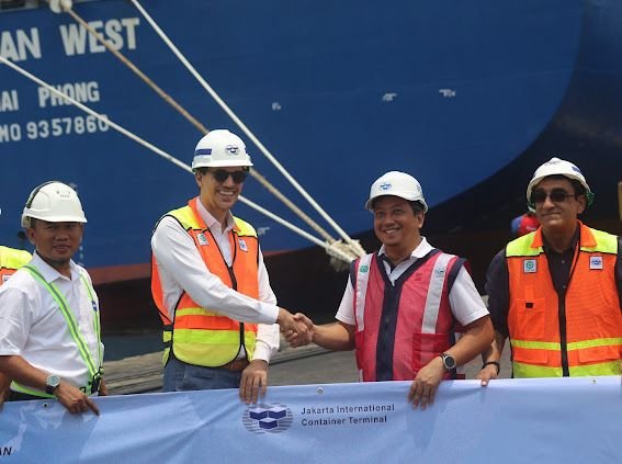 Momen peluncuran layanan SEA7, jalur pelayaran langsung dari JICT menuju Asia Timur. Langkah strategis memperkuat konektivitas maritim dan efisiensi ekspor-impor Indonesia.