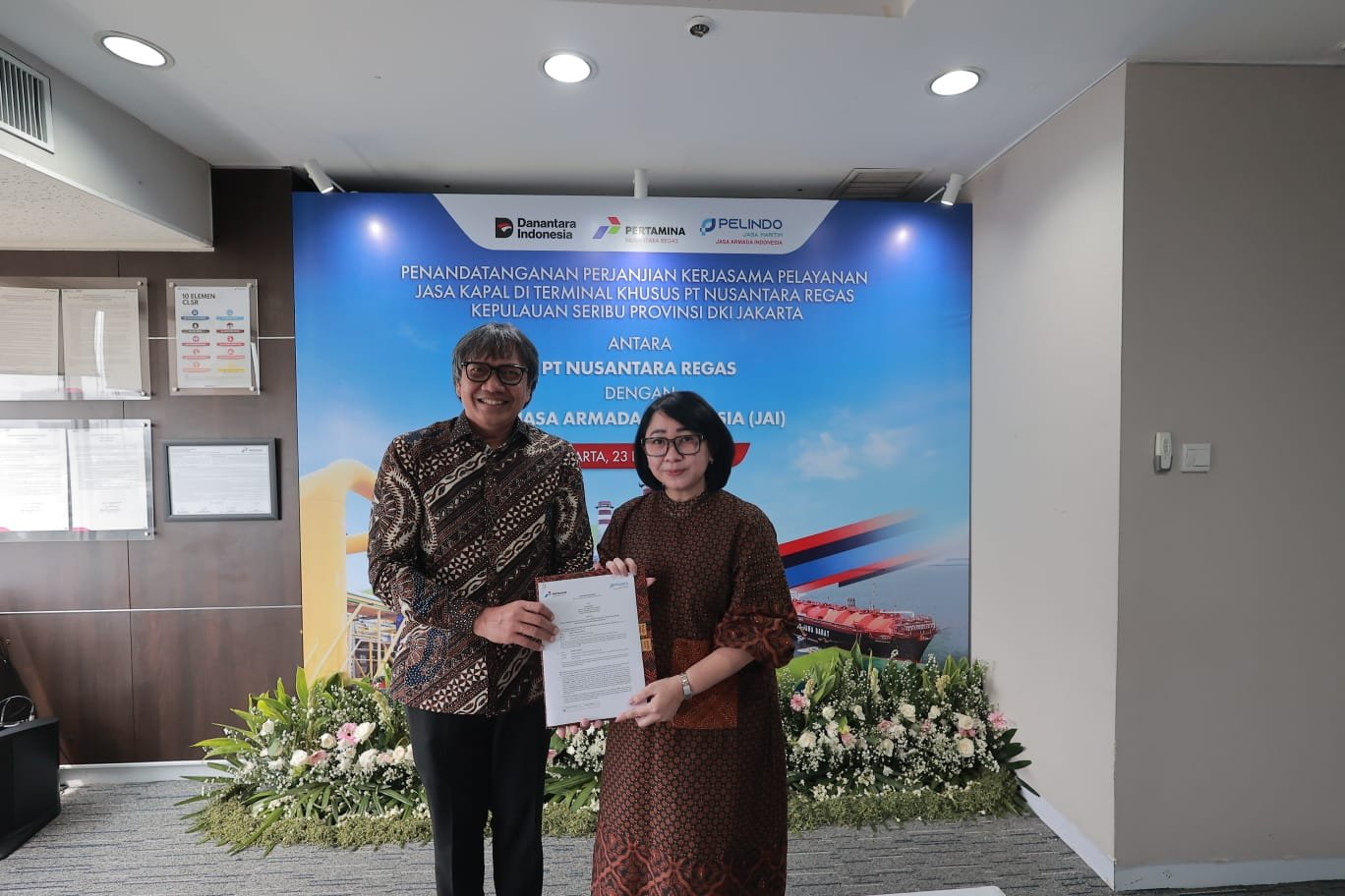 Direktur Utama PT Jasa Armada Indonesia Tbk (IPCM) Shanti Puruhita bersama Direktur Utama PT Nusantara Regas Moh. Iskandar Mirza usai penandatanganan perpanjangan kerja sama pelayanan jasa kapal di Terminal Khusus PT Nusantara Regas, sebagai komitmen menjaga kelancaran distribusi LNG untuk mendukung pasokan listrik nasional.