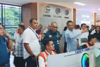 Manager Area IPC TPK Panjang, Anang Subagyono menjelaskan fungsi-fungsi di Integrated Planning & Control kepada Kepala KSOP Kelas I Panjang, Hot Marojahan Hutapea.