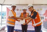 Seremonial Pelepasan Ekspor 50 Ton Arang Tempurung Kelapa ke China Melalui TPK Kendari oleh Wakil Gubernur Sulawesi Tenggara, Hugua dan didampingi oleh Terminal Head Terminal Peti Kemas (TPK) Kendari, Herryanto.