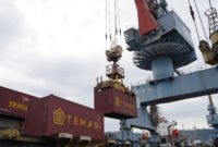 Kegiatan bongkar muat di dermaga IPC TPK Teluk Bayur