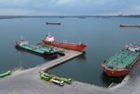 Kegiatan muat komoditas Olein sebanyak 3.500 ton menggunakan kapal MT. Bangun Rejo dengan metode drop tank di Dermaga Nusantara Luar Lama