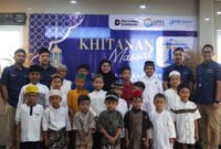 Direktur Operasi & Teknik IPC TPK beserta manajemen IPC TPK bersama anak-anak penerima manfaat khitanan massal dalam rangka HUT IPC TPK ke-13