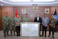 Danpushidrosal serahkan Peta NKRI versi laut sebagai dukungan pengembangan pendidikan, riset, dan pemanfaatan data hidrospasial nasional.