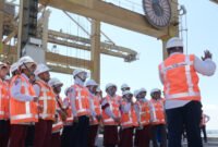 Peserta Portground mendapat penjelasan dari petugas saat port visit