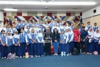 Pelindo Regional 2 Tanjung Priok bersama siswa SMPN 129 Jakarta dalam kegiatan Edukasi Kemaritiman di Pelabuhan Tanjung Priok, Jakarta Utara, Kamis (8/10). Kegiatan ini bertujuan mengenalkan dunia kepelabuhanan kepada generasi muda sekaligus menumbuhkan pemahaman tentang peran pelabuhan dalam mendukung konektivitas dan perekonomian nasional.